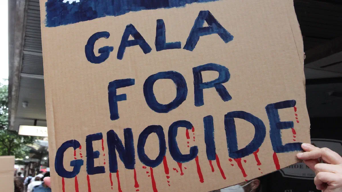 A protest sign reads ‘Gala for genocideʼ.
