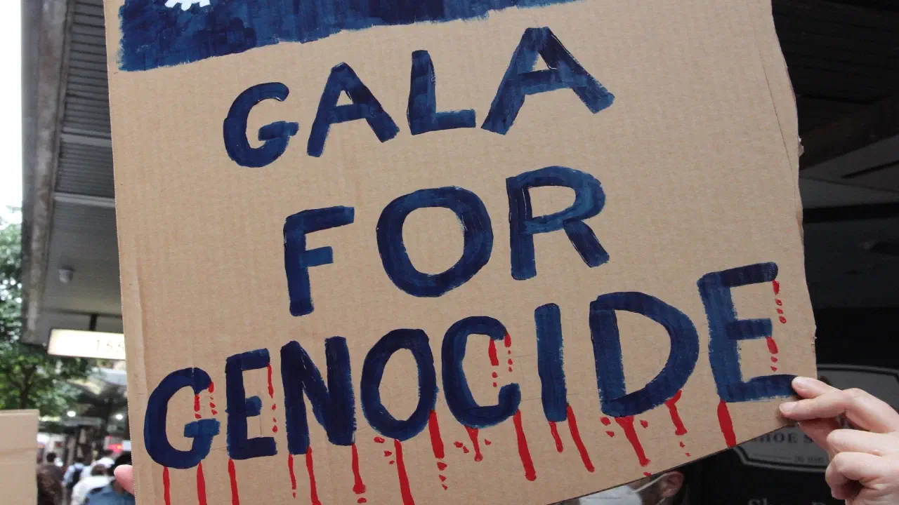 A protest sign reads ‘Gala for genocideʼ.